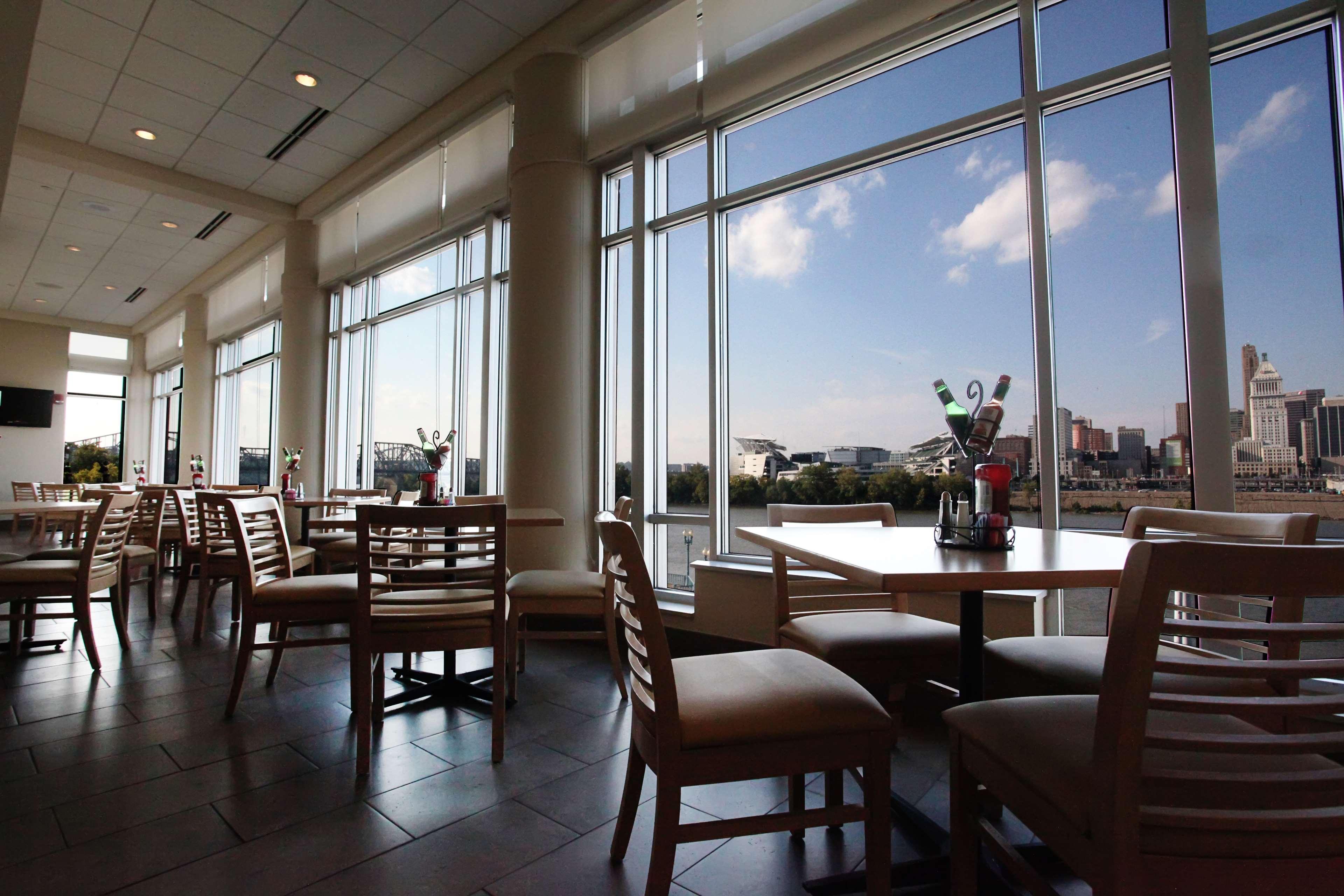 Embassy Suites Cincinnati - Rivercenter Covington Restoran gambar
